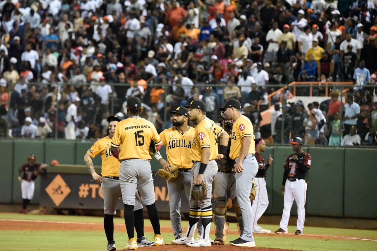 Águilas cierran su temporada con 12 hits en revés ante Toros